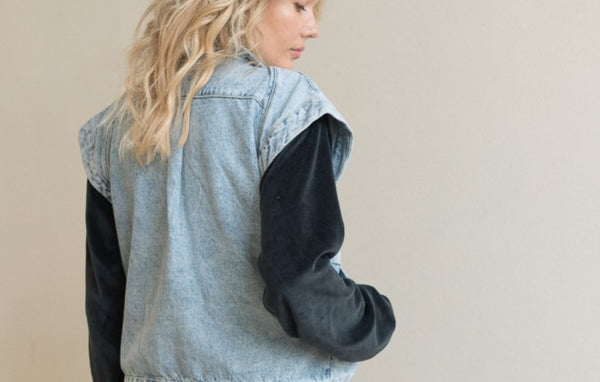 veste en jeans sans manche sur pull en velours