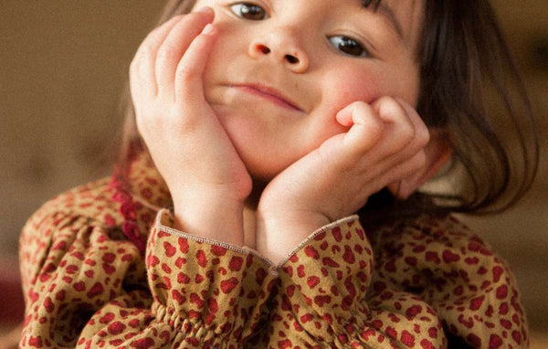 blouse léopard sur petite fille