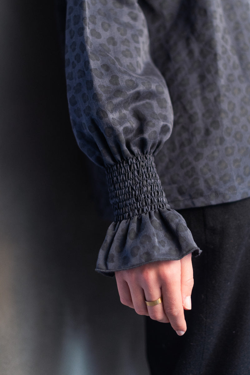 Détail manche fronce blouse léopard indigo Marlot Paris