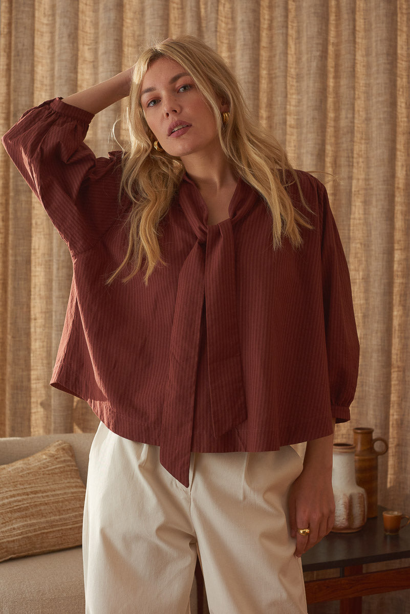 Look femme blouse col lavallière coton brun pantalon blanc Marlot Paris