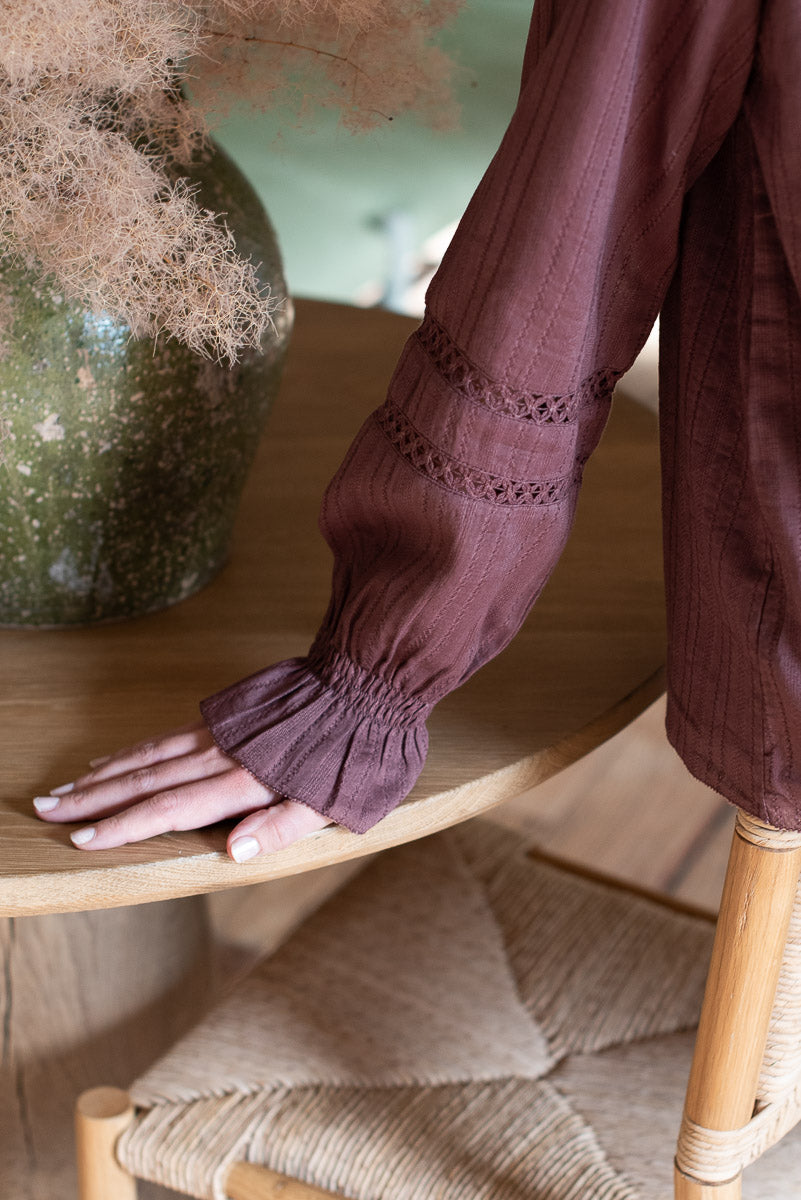 Détail broderie manche et poignet blouse femme mauve collection automne Marlot Paris