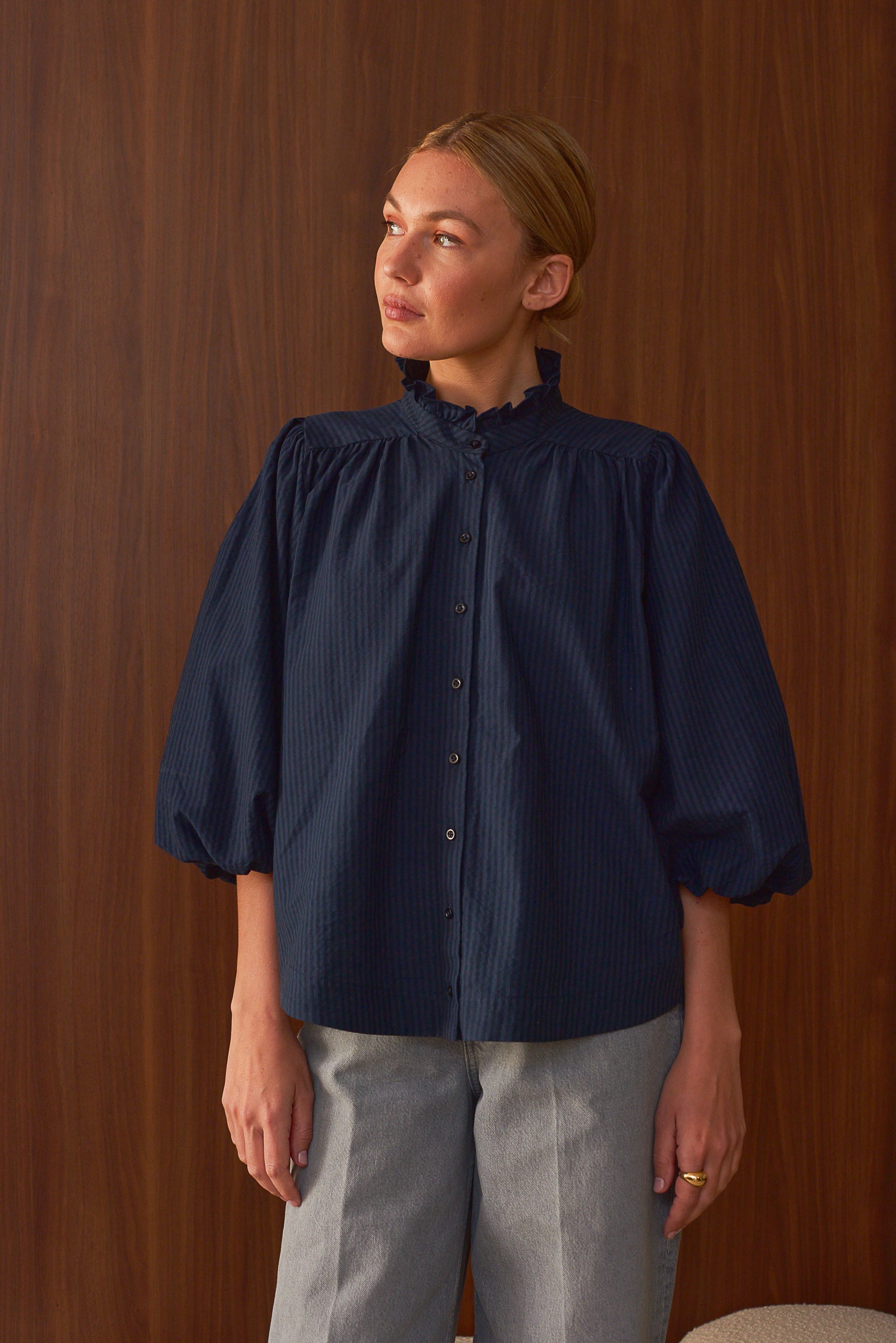 Look femme blouse bohème col volants bleu indigo Marlot Paris.