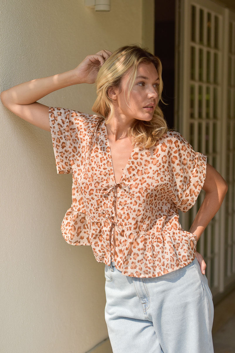 look femme accoudée mur blouse voile de coton léopard marlot paris