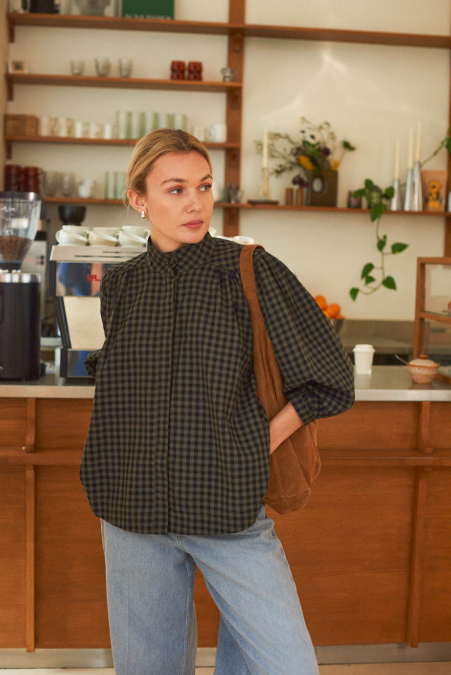 Look femme blouse carreaux kaki Marlot Paris décor café