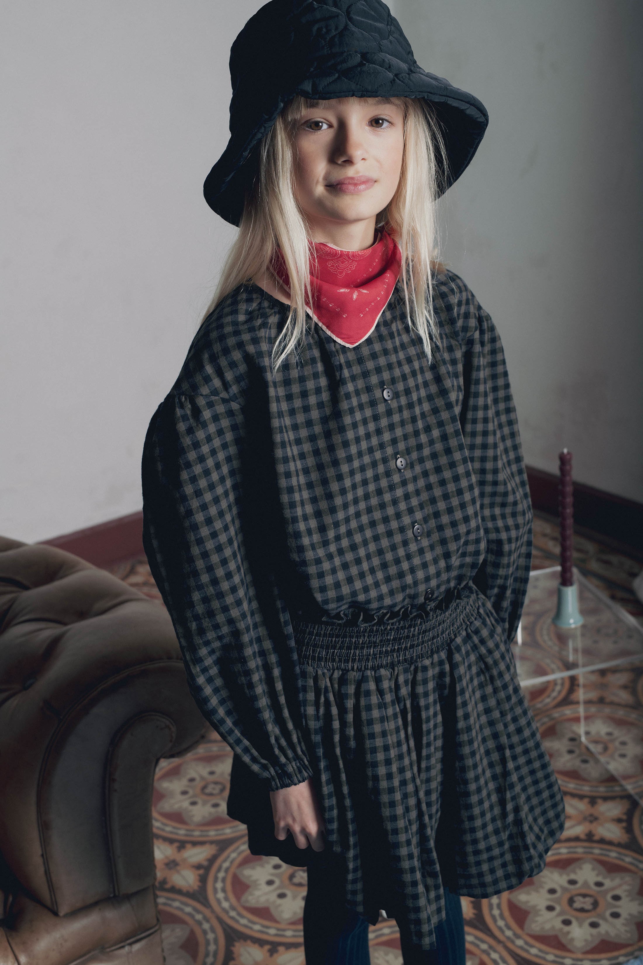 Look fille blouse à carreaux et jupe kaki Marlot Paris foulard rouge et bob