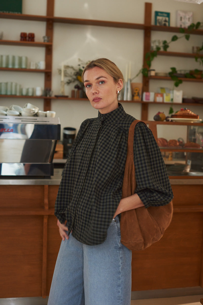 Look femme blouse vichy bohème kaki Marlot Paris décor comptoir café.