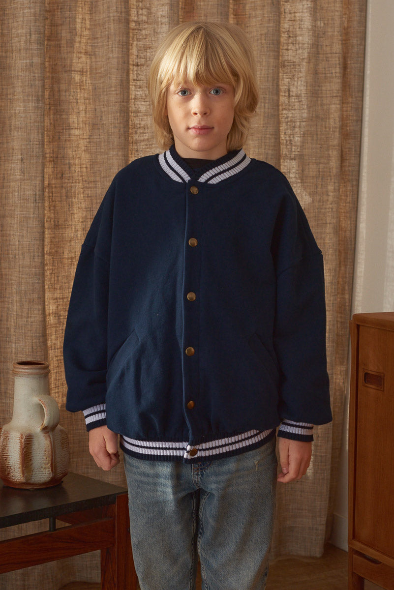 Portrait enfant blouson forme teddy bleu marine Marlot Paris