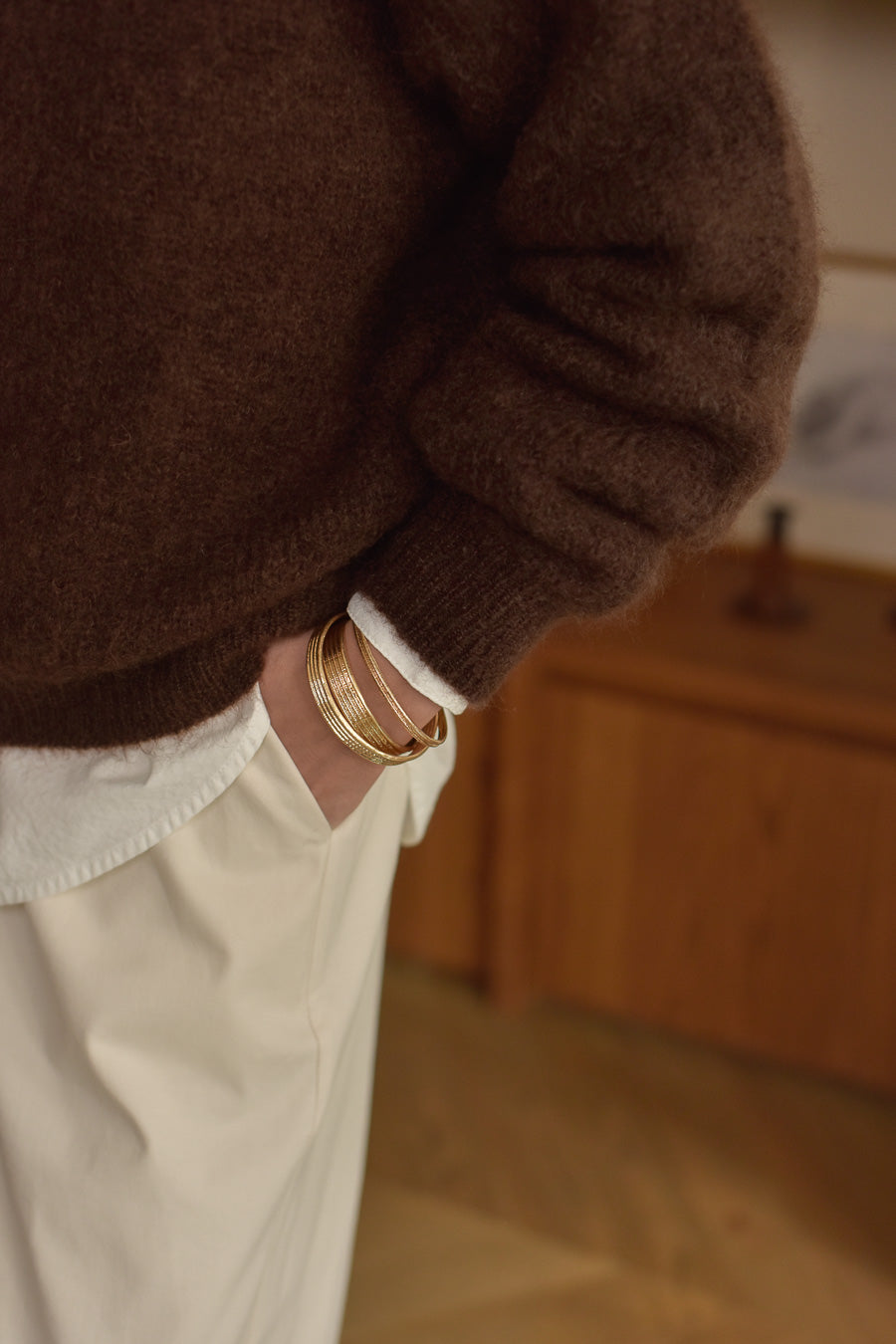 Détail manche et bracelets cardigan femme mohair brun Marlot Paris