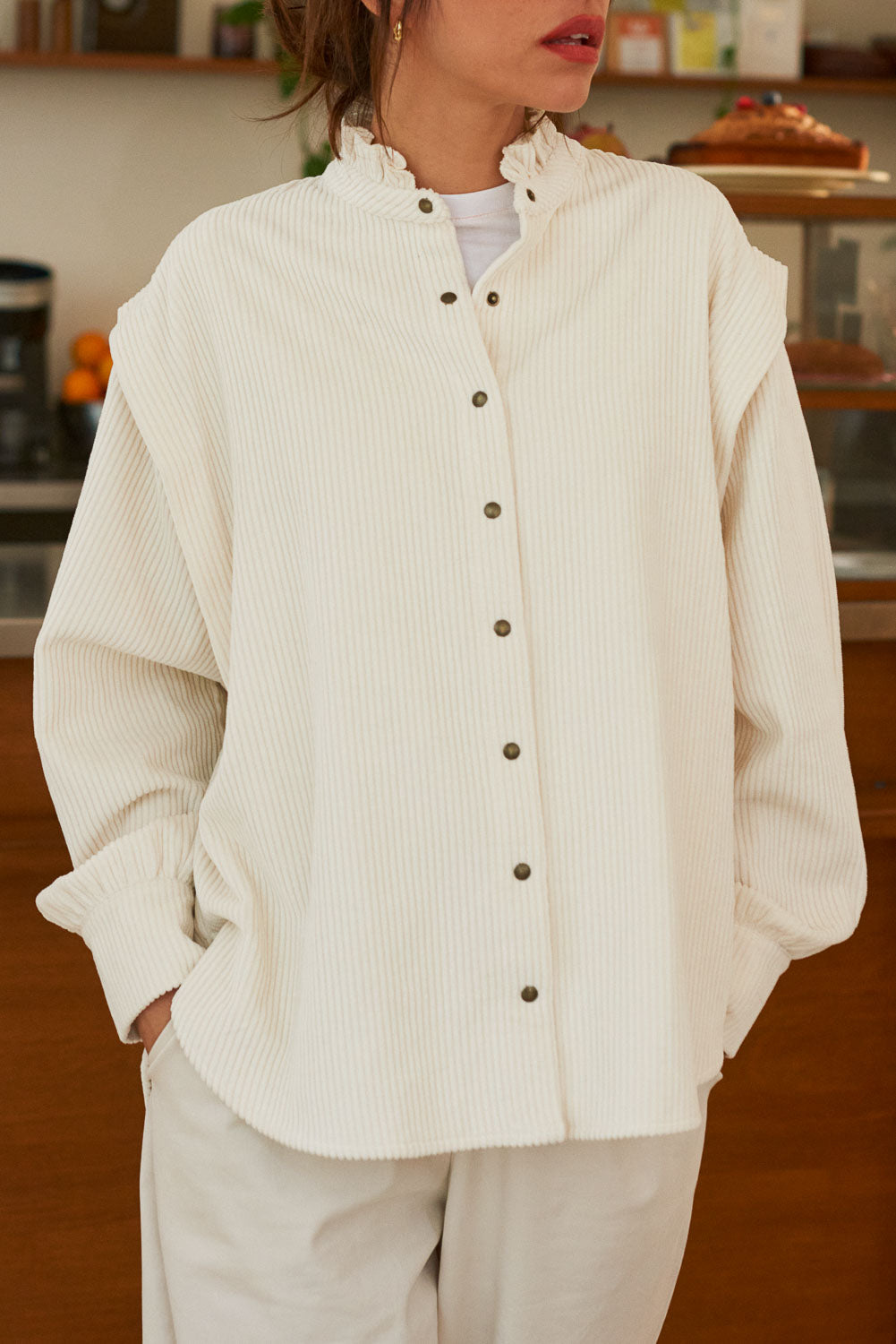 Détail tissu velours côtelé chemise femme col à volants blanche Marlot Paris.