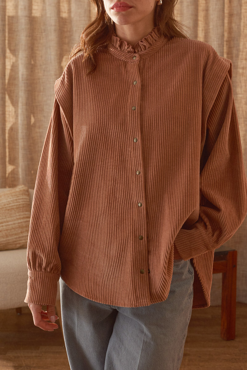 Détail chemise femme velours côtelé mocha col volants Marlot Paris.