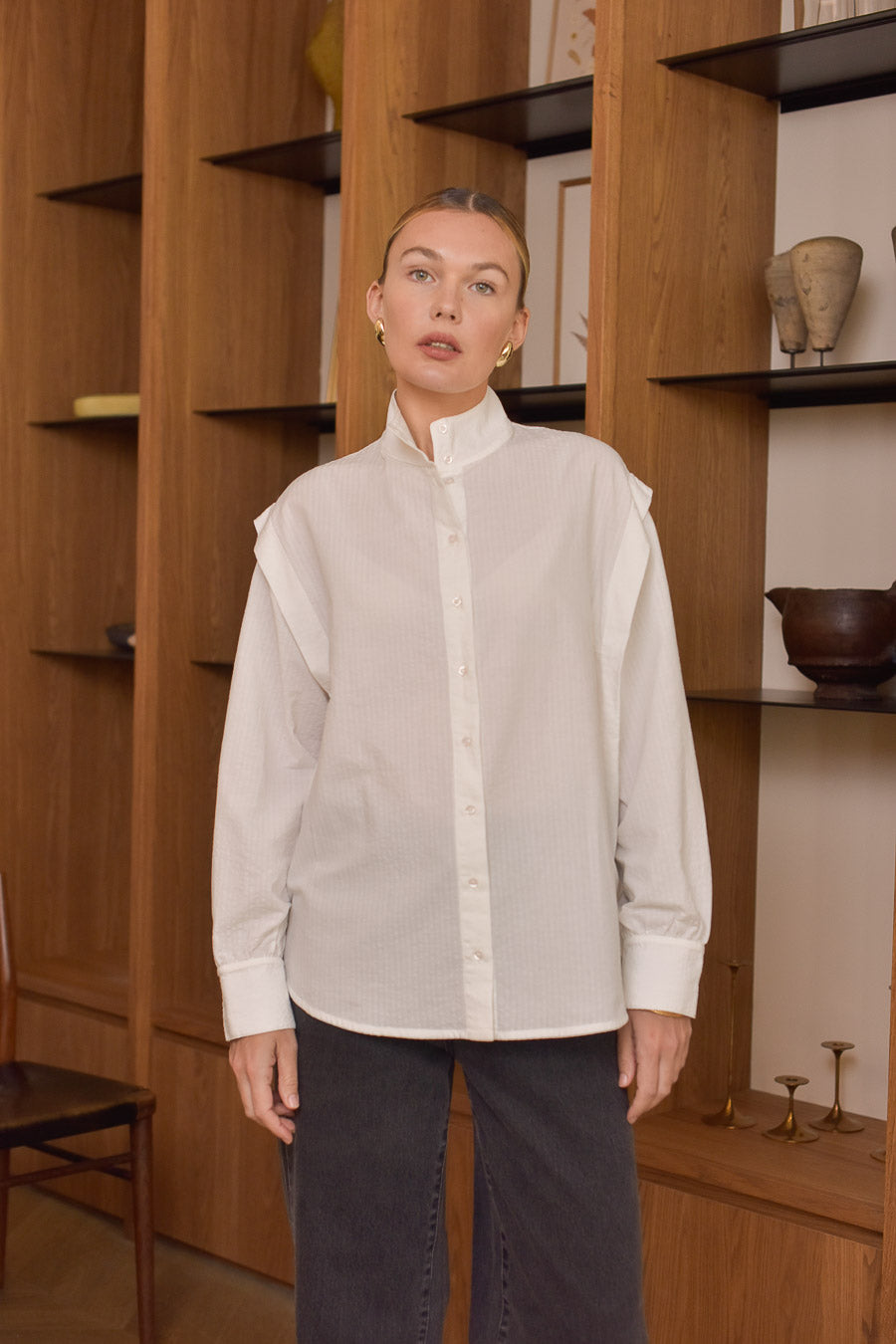 Portrait femme portant chemise blanche coupe oversize Marlot Paris