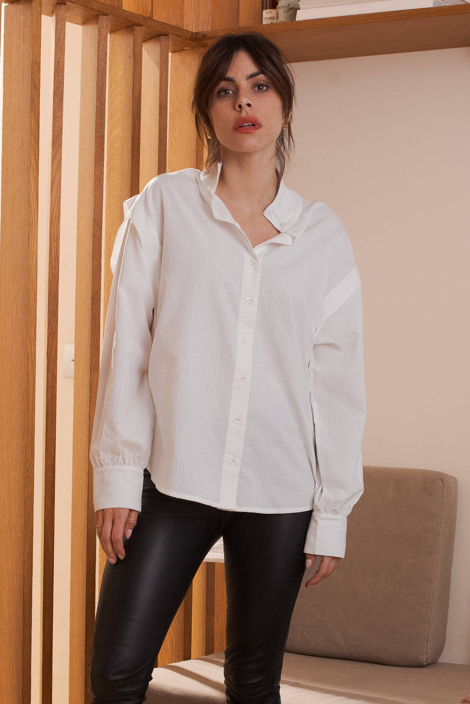Look femme chemise blanche et pantalon cuir noir Marlot Paris.