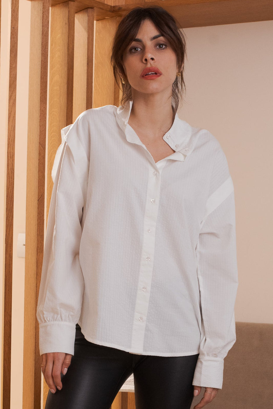 Look femme chemise blanche et pantalon cuir noir Marlot Paris.