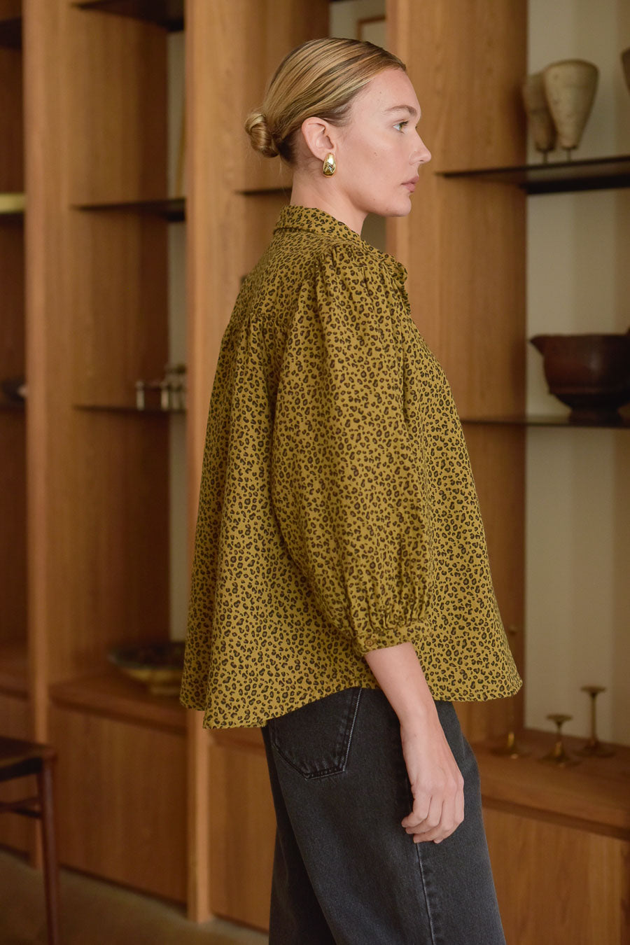 Vue de profil chemise femme gaze de coton léopard Marlot Paris