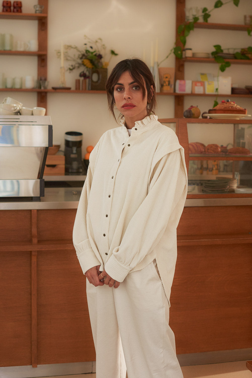 Portrait femme look blanc chemise velours côtelé écru Marlot Paris.