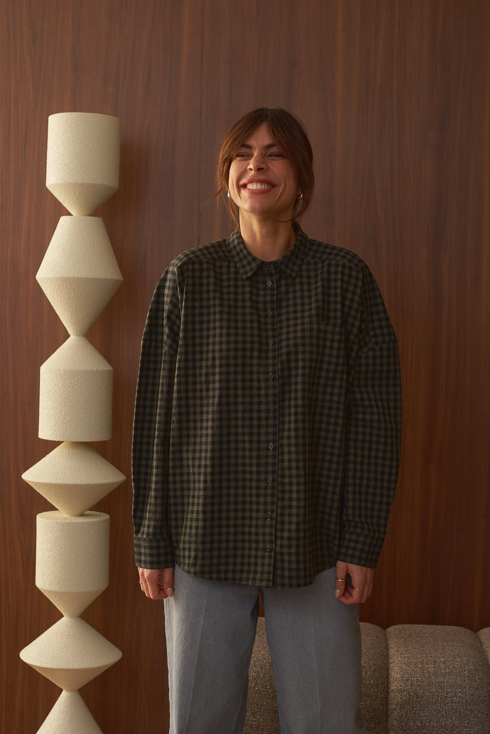 Portrait femme souriante chemise à carreaux bleu et kaki marlot paris.