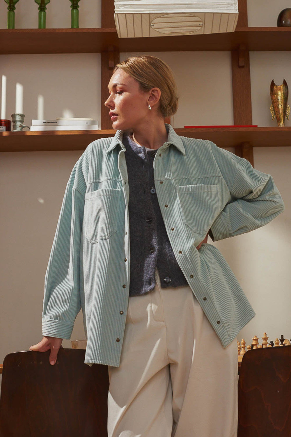 Look femme surchemise Paola velours céladon Marlot Paris.