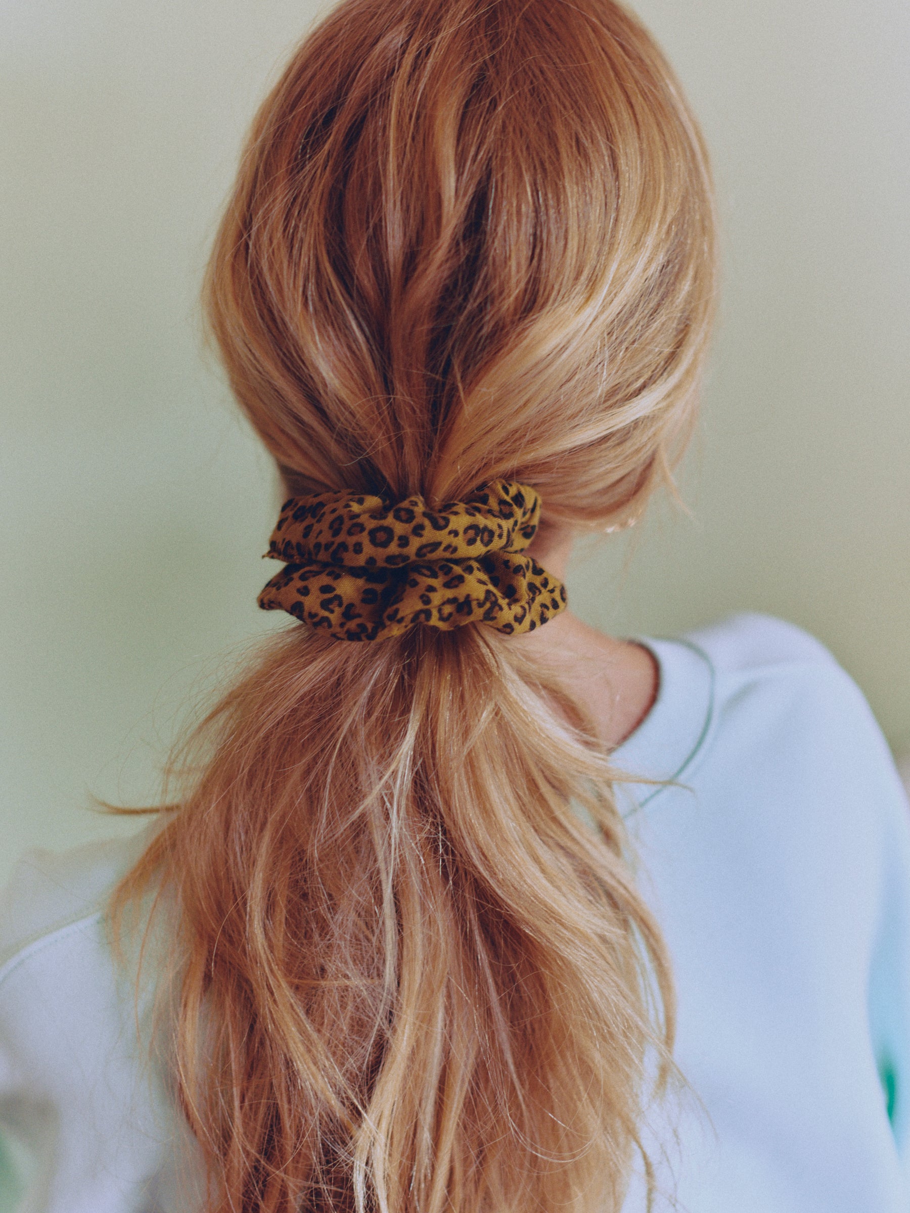 Chevelure blonde queue de cheval avec chouchou léopard Marlot Paris.