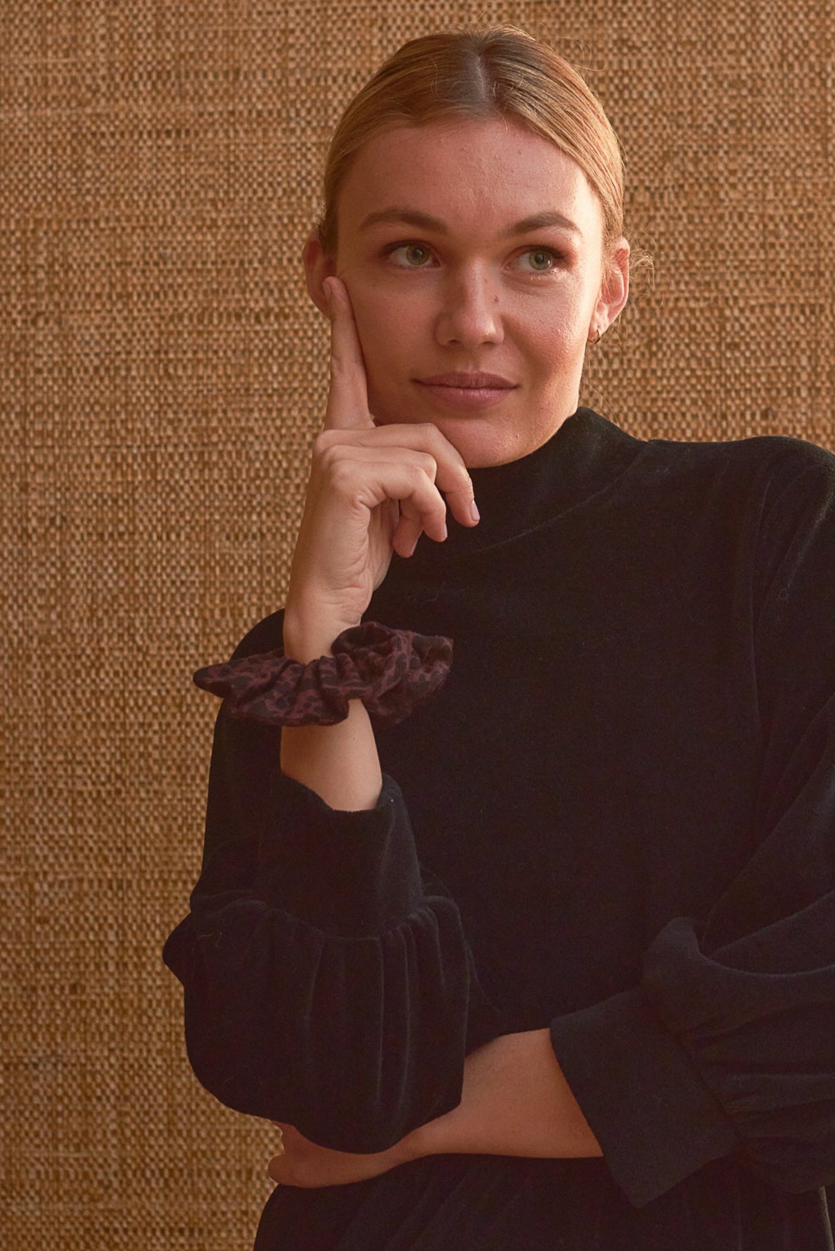 Chouchou femme gaze de coton léopard brun porté sur poignet Marlot Paris.