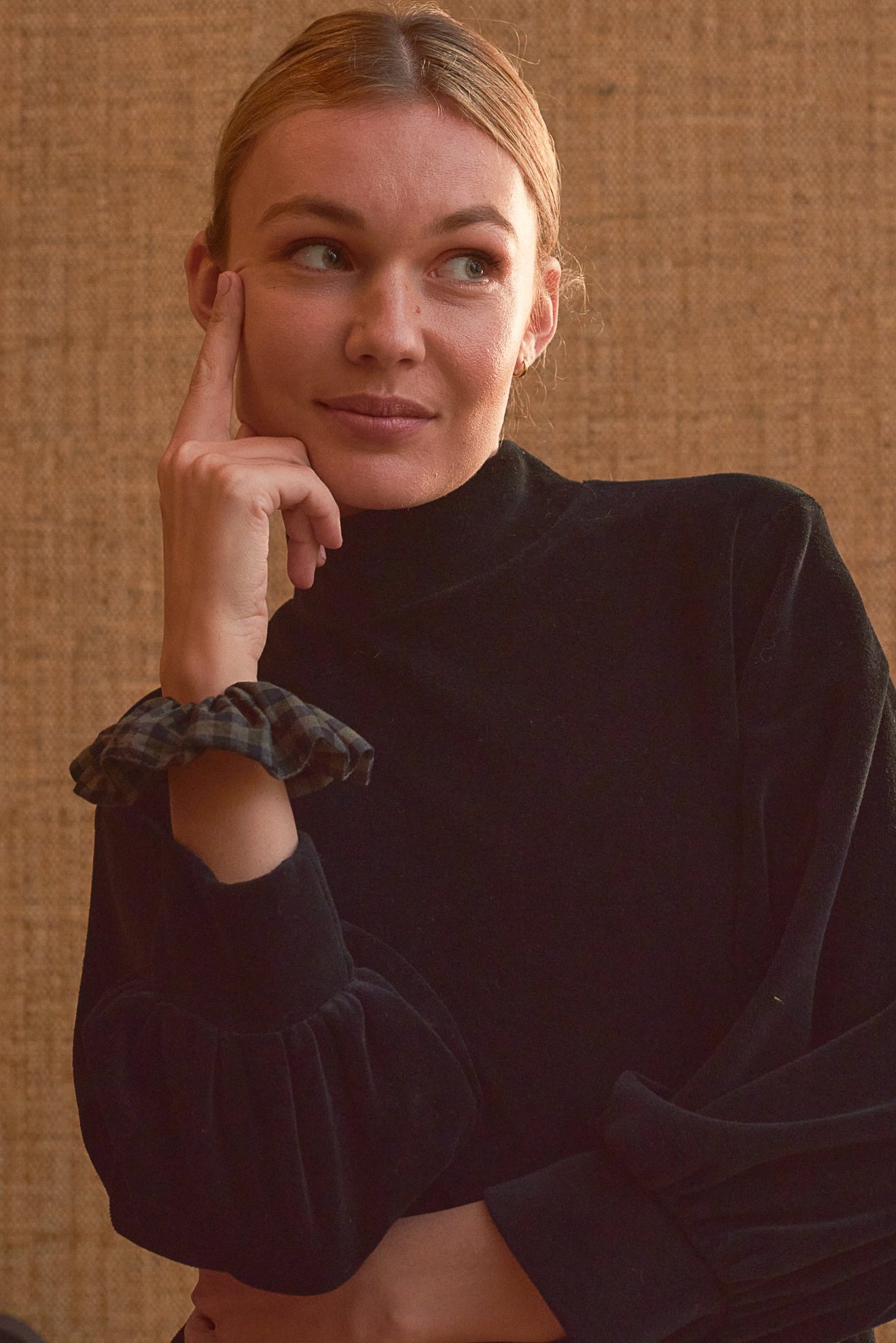 Chouchou femme vichy kaki et marine porté sur poignet Marlot Paris.