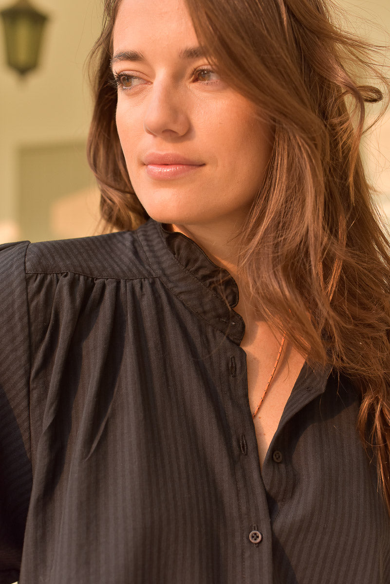 zoom sur col volant blouse femme dahlia noir marlot paris