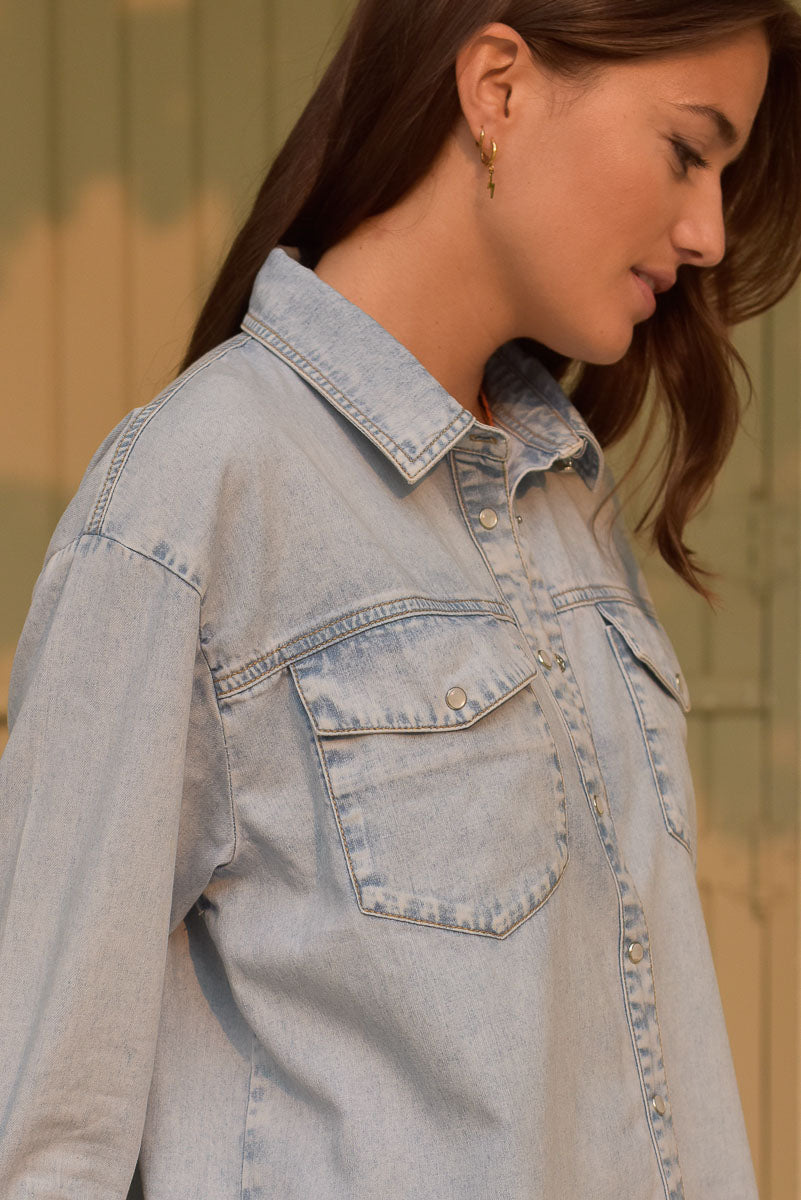 détail col et poches chemise en jean clair jade marlot paris