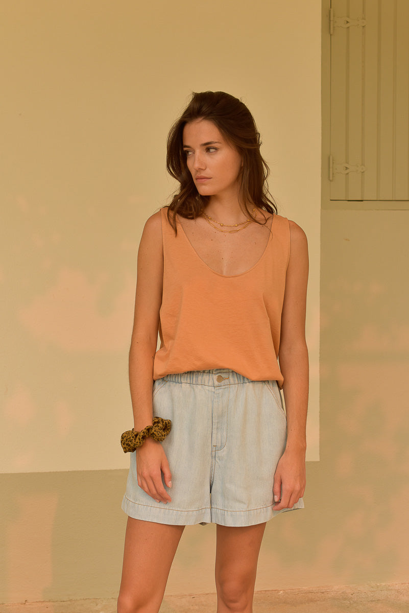 portrait femme look débardeur coton argile short jean marlot paris