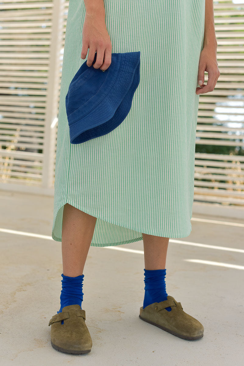 détail bas robe femme rayures vertes marlot paris avec bob bleu et birkenstocks