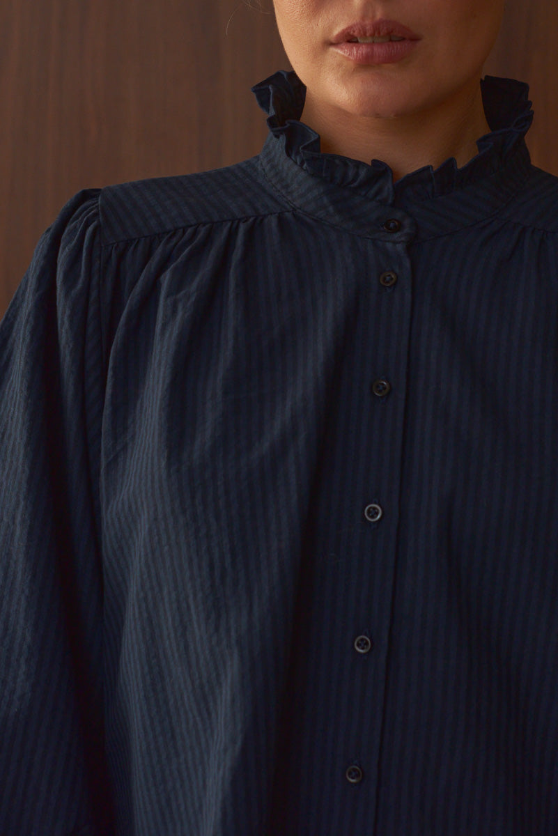 Détail col volants et boutonnage blouse femme bleu indigo rayures Marlot Paris.
