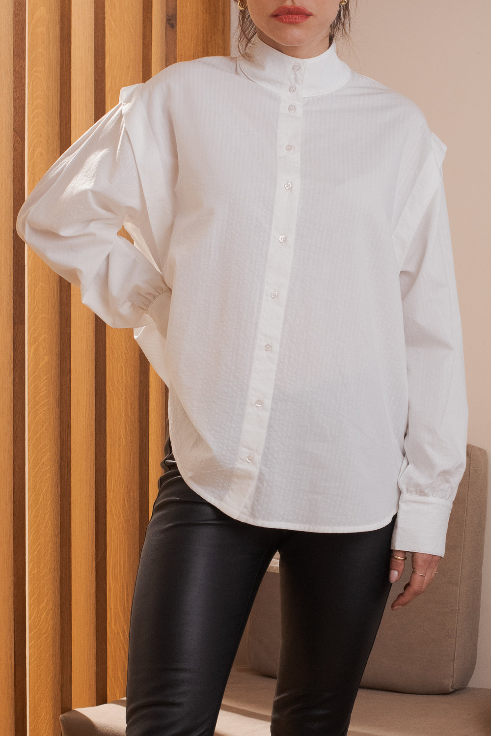 Détail col et boutonnage chemise blanche femme col officier Marlot Paris.