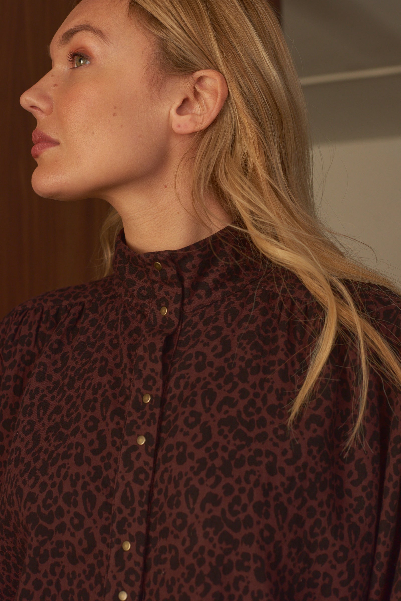 Détail col et boutonnage chemise léopard brun Marlot Paris
