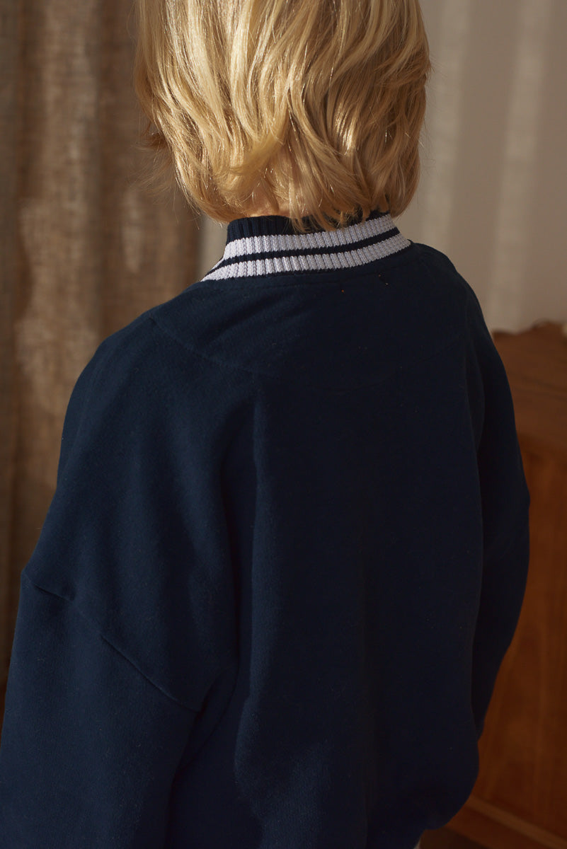 Détail col blouson teddy garçon bleu marine Marlot Paris