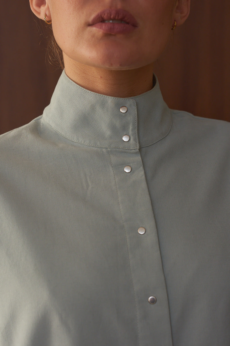 Détail col officer boutonnage pression chemise femme couleur céladon Marlot Paris.