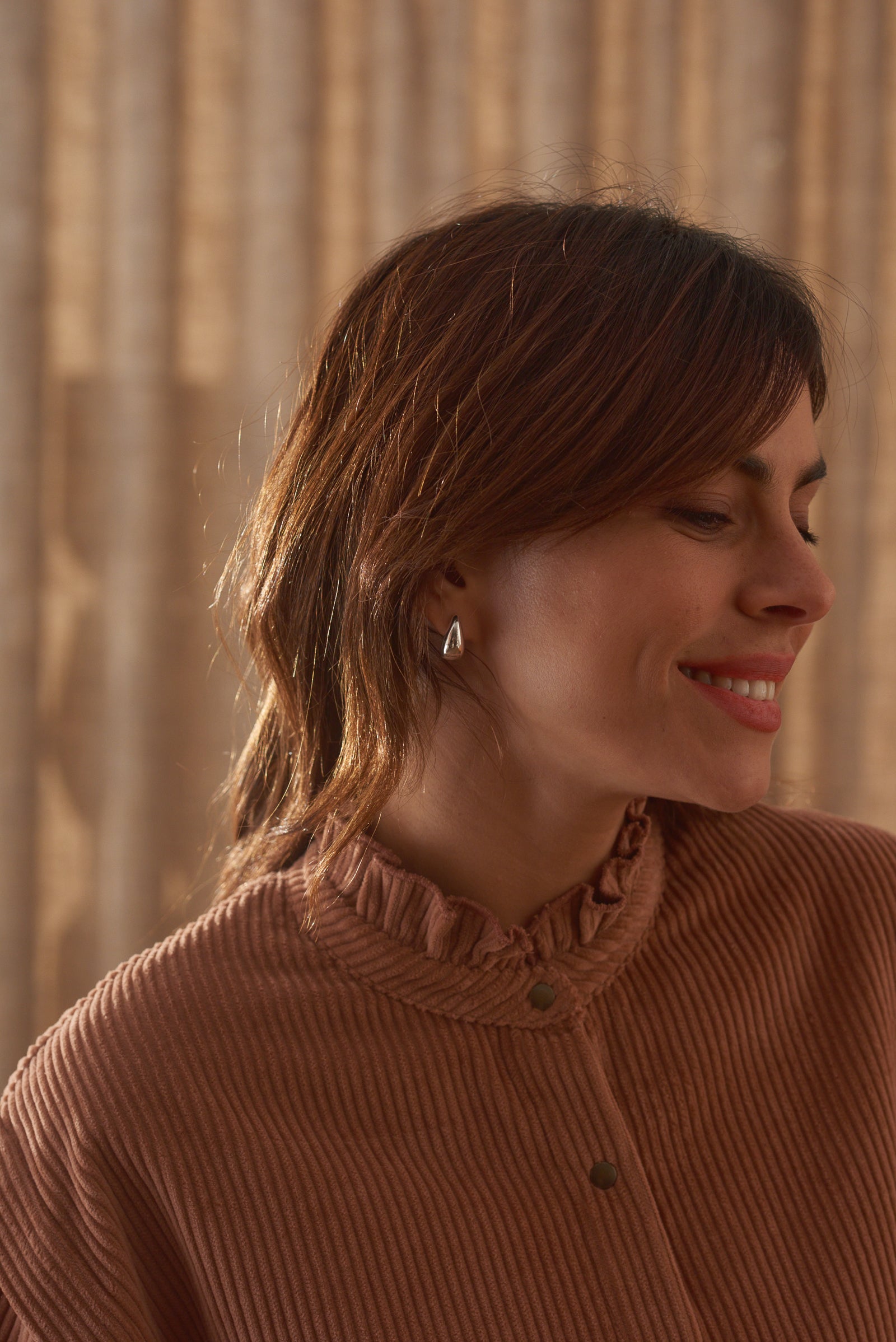 Détail col volant chemise femme velours côtelé moka Marlot Paris.