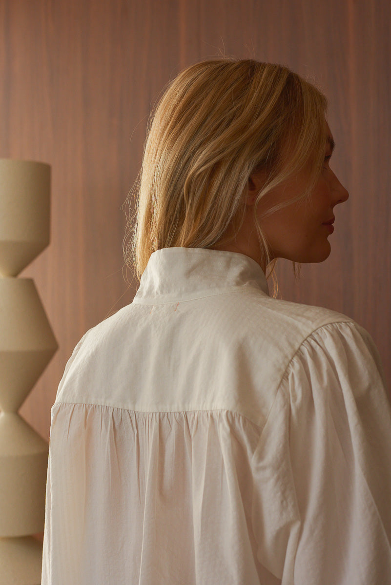 Détail col montant de dos chemise femme blanche Marlot Paris