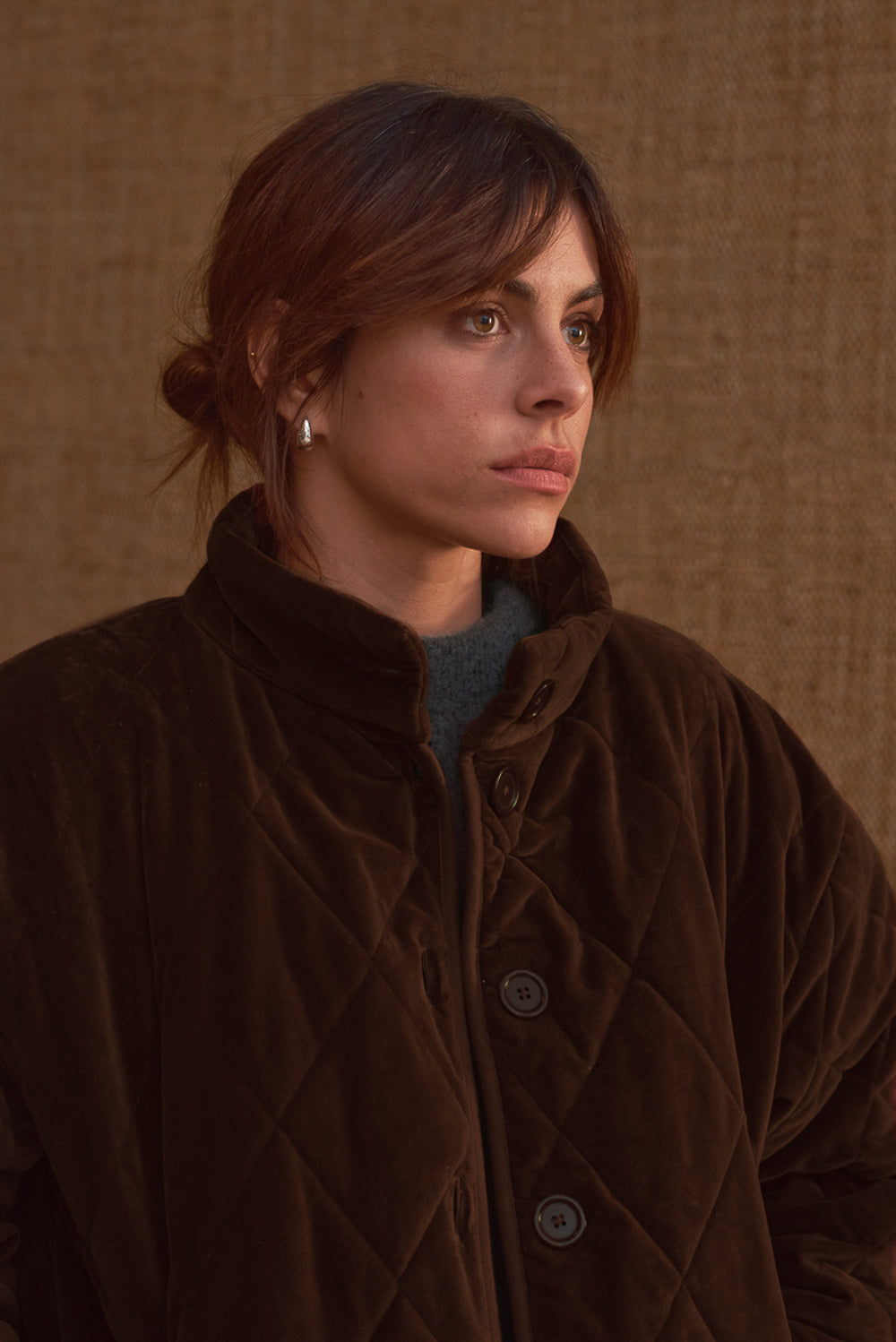 Détail col et boutonnage manteau femme velours matelassé marron Marlot Paris.