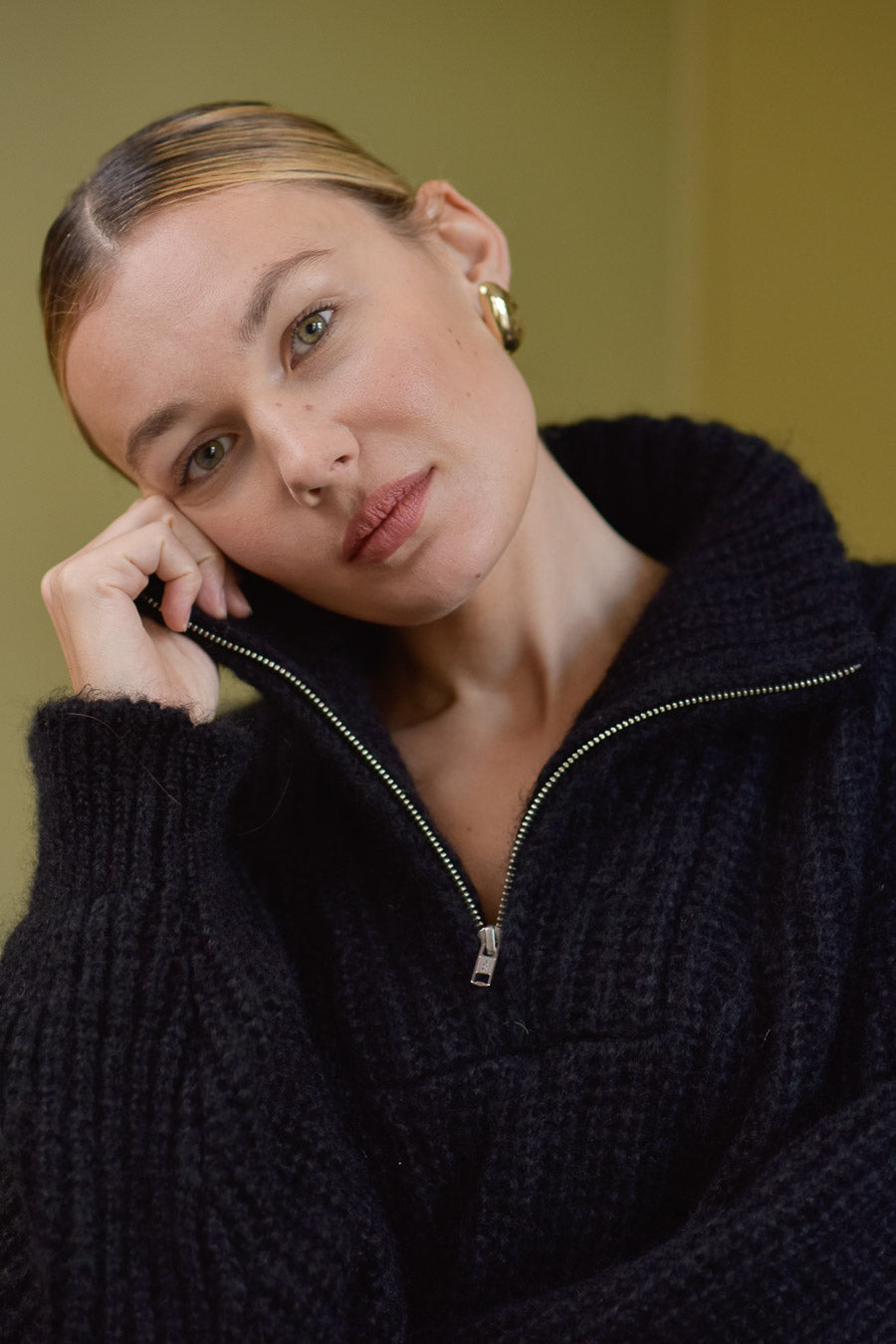 Portrait femme zoom col camionneur pull noir Marlot Paris.