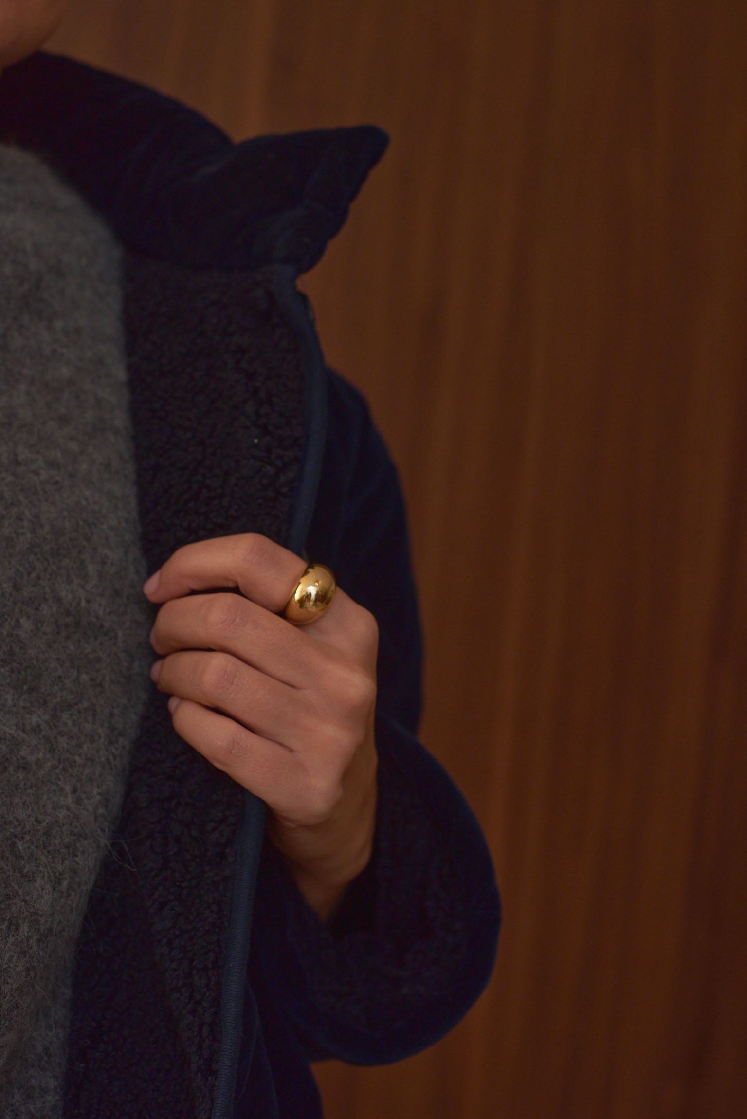 Détail doublure moumoute manteau femme velours indigo Marlot Paris.