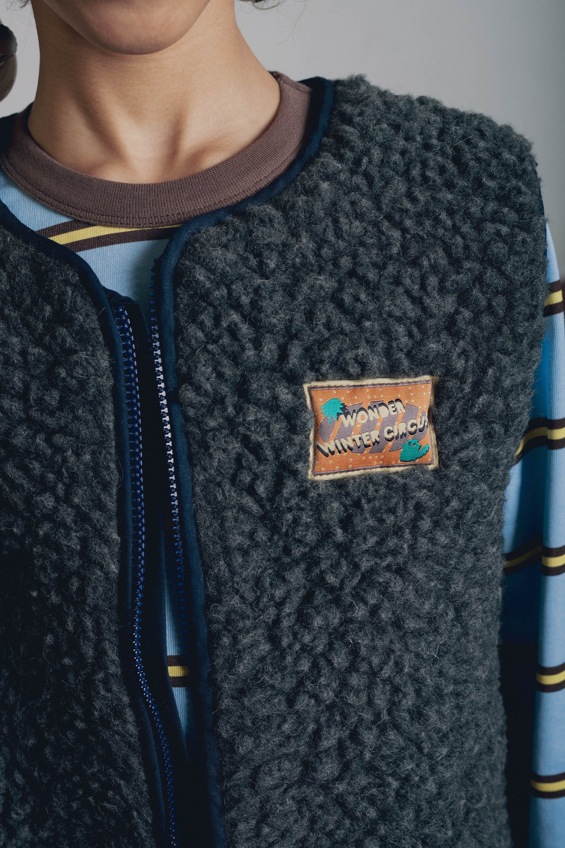 Détail écusson wonder winter circus sur gilet sherpa gris enfant Marlot Paris