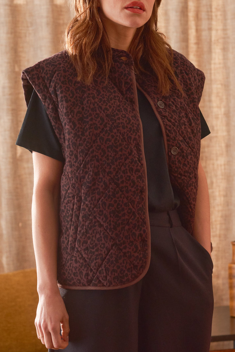 Détail gilet femme léopard chocolat sur tee-shirt noir Marlot Paris.