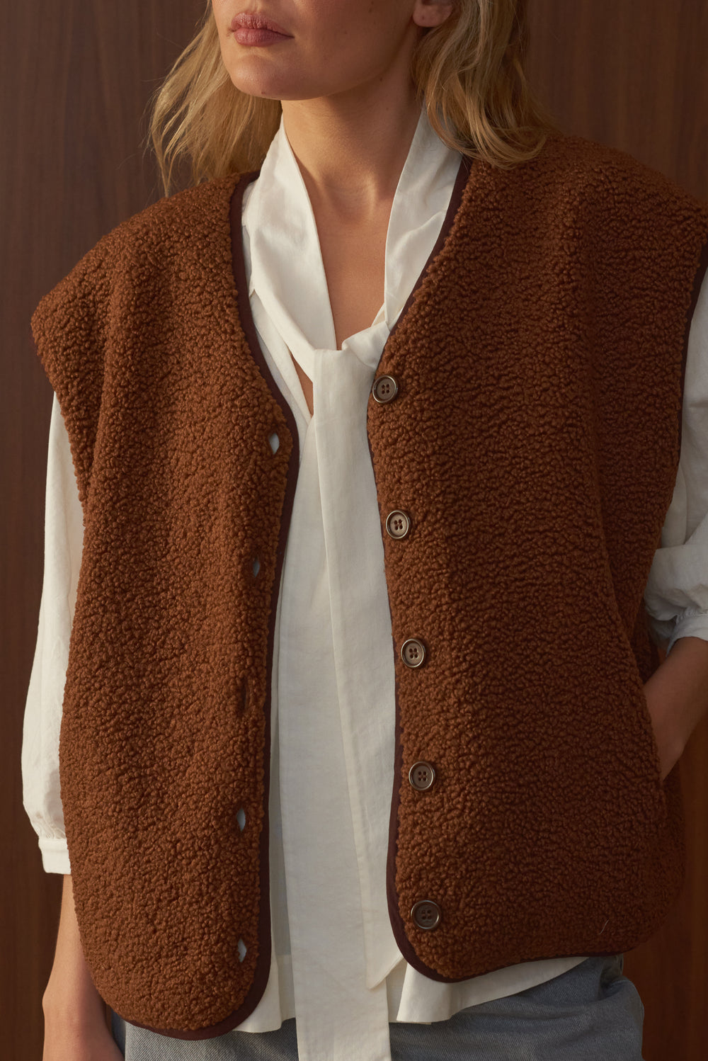 Détail texture moumoute gilet femme sans manche couleur chocolat Marlot Paris.