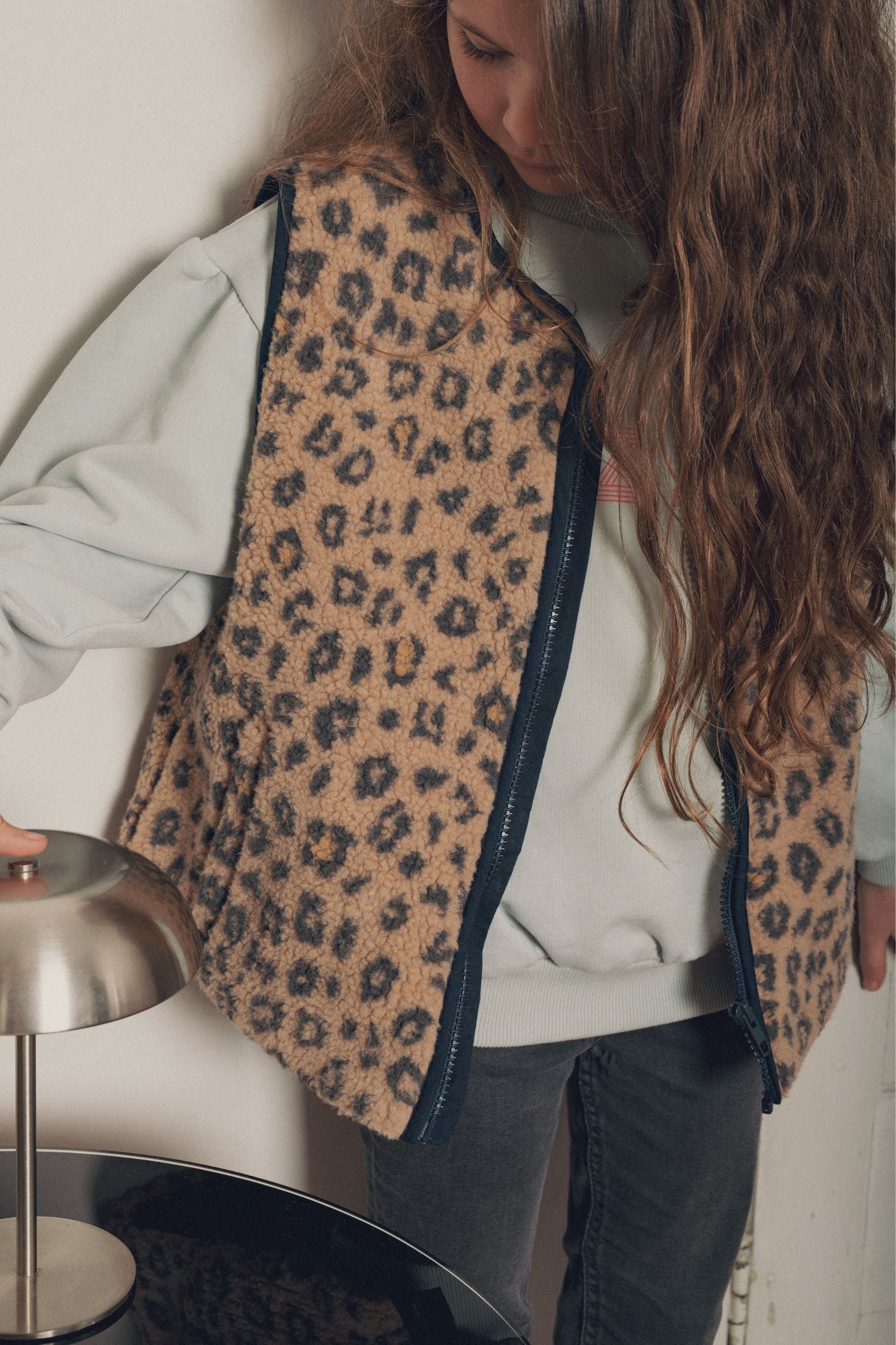 Détail zip et poches gilet fille moumoute léopard Marlot Paris.