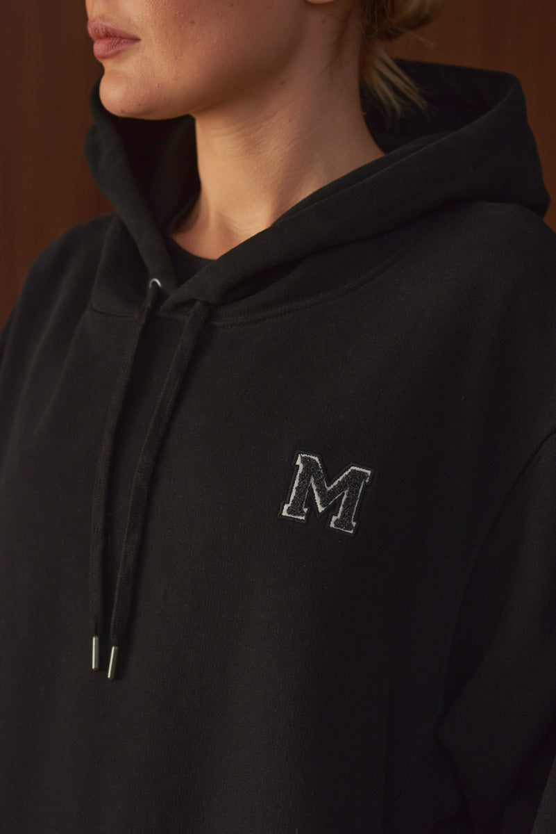Détail capuche et lettre M sweat femme noir molleton coton Marlot Paris
