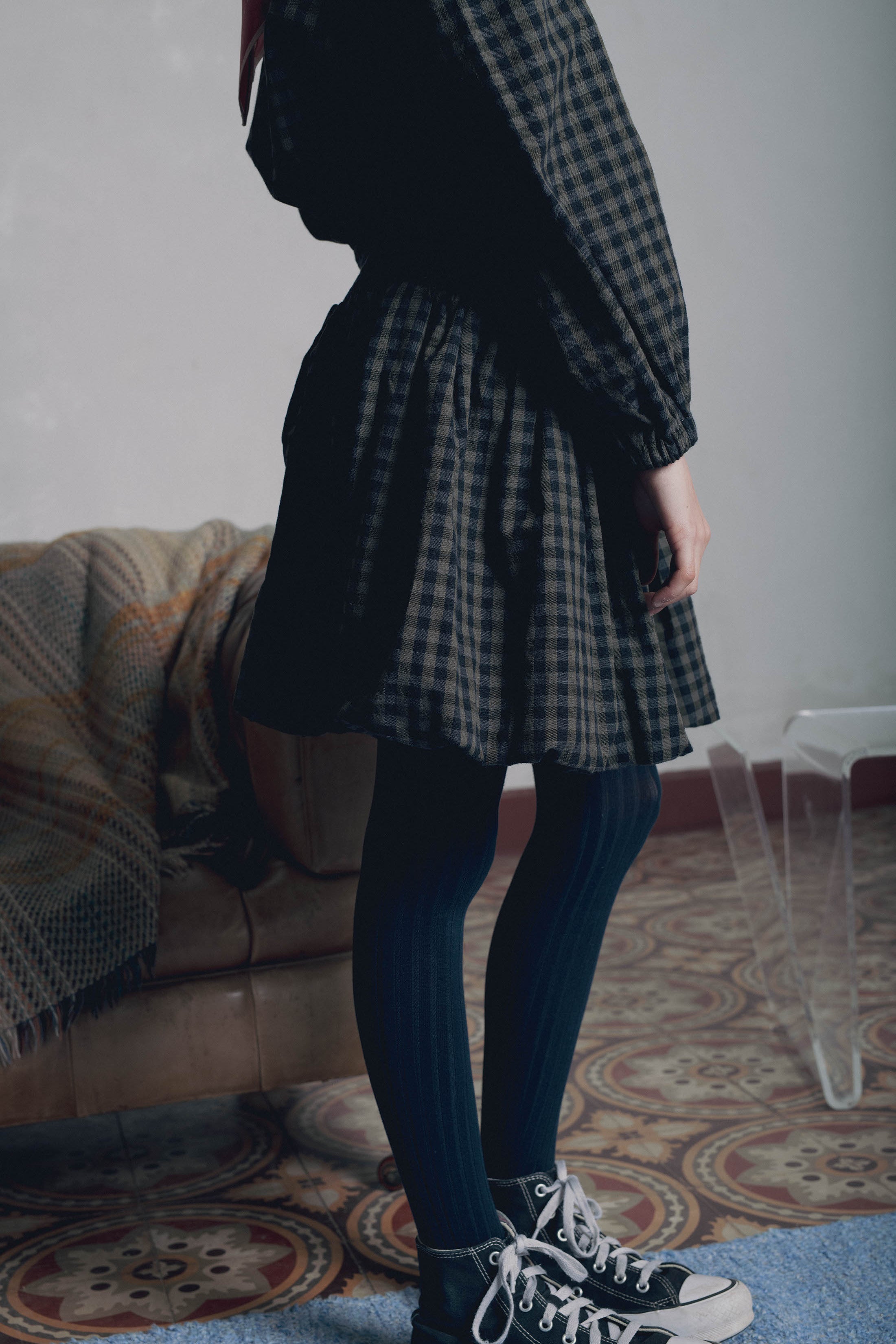 Vue de profil jupe fille vichy kaki Marlot Paris collants et converses noires
