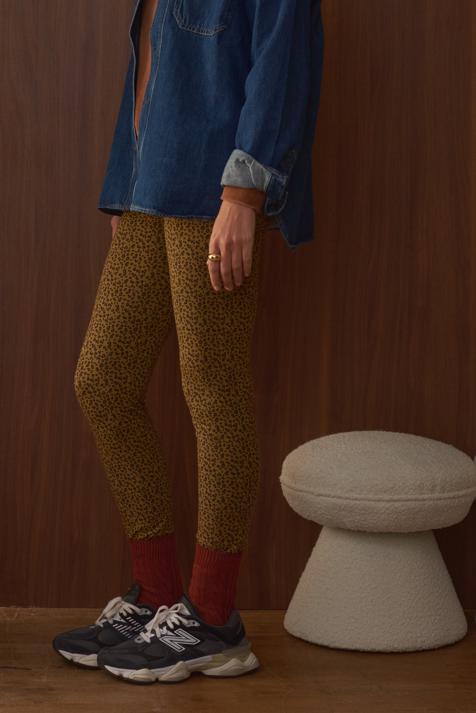 Jambes profil portant legging léopard bronze Marlot Paris