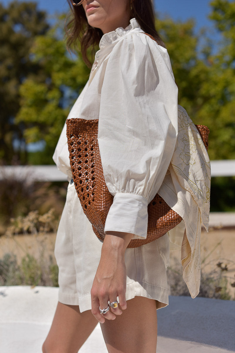 vue de profil manche blouse dahlia ecru et panier marlot paris