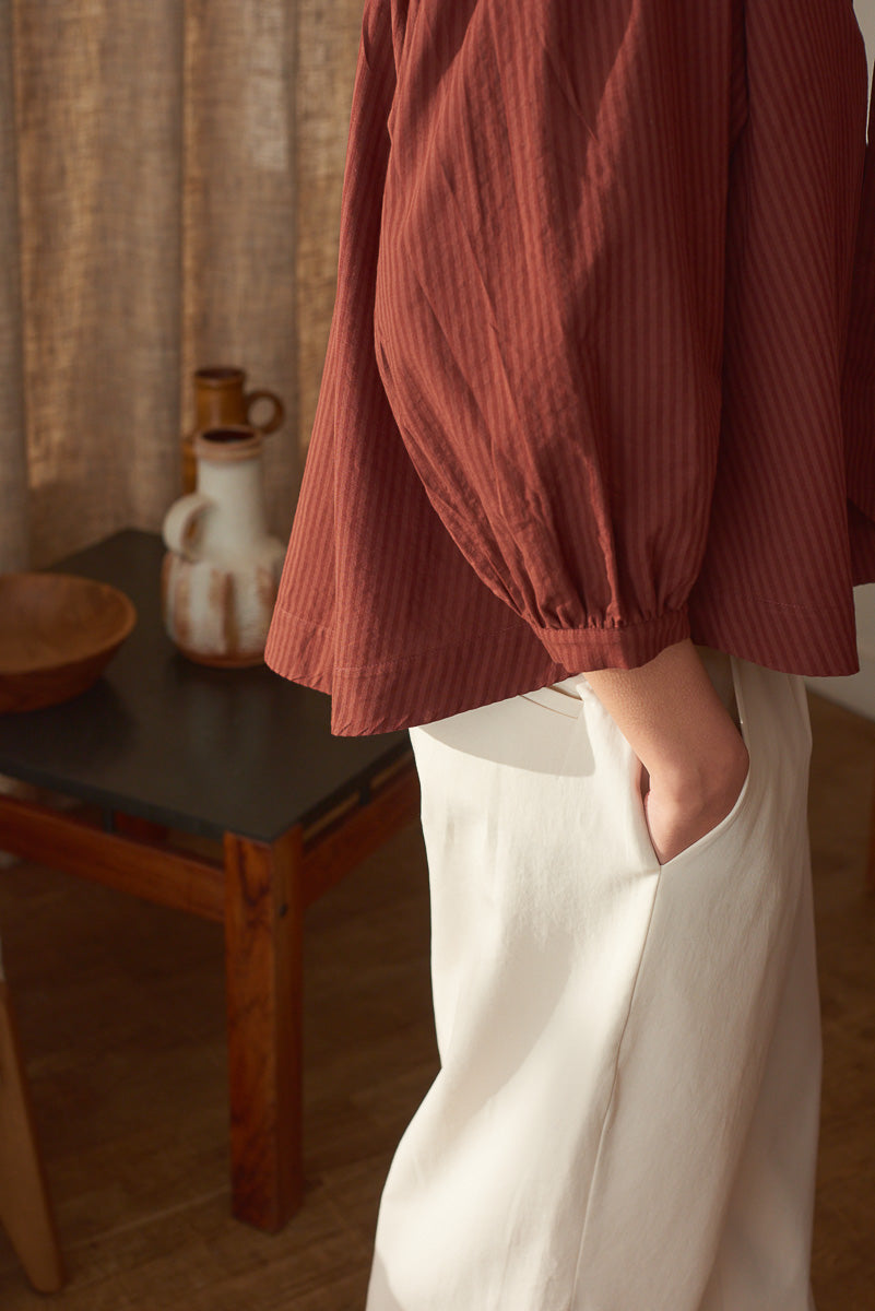 Détail manche bouffante blouse femme coton rayé brun Marlot Paris