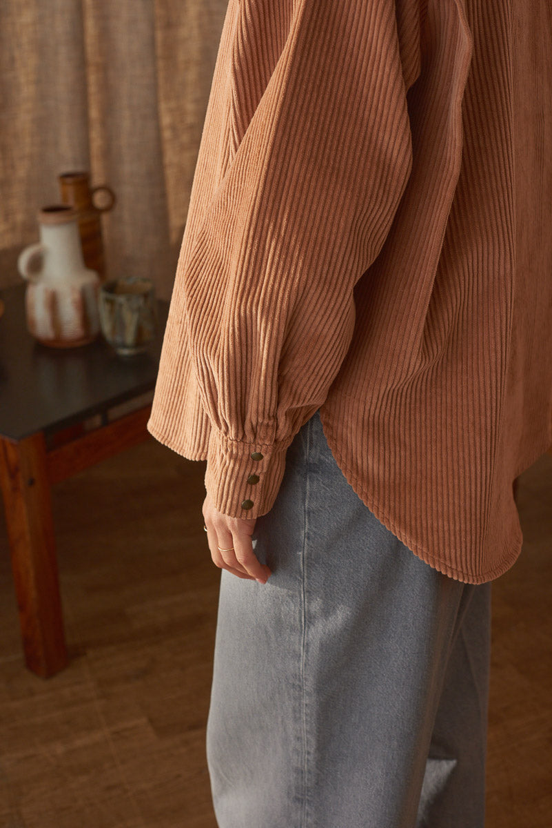 Détail manche et boutonnage poignet chemise femme velours côtelé moka Marlot Paris.