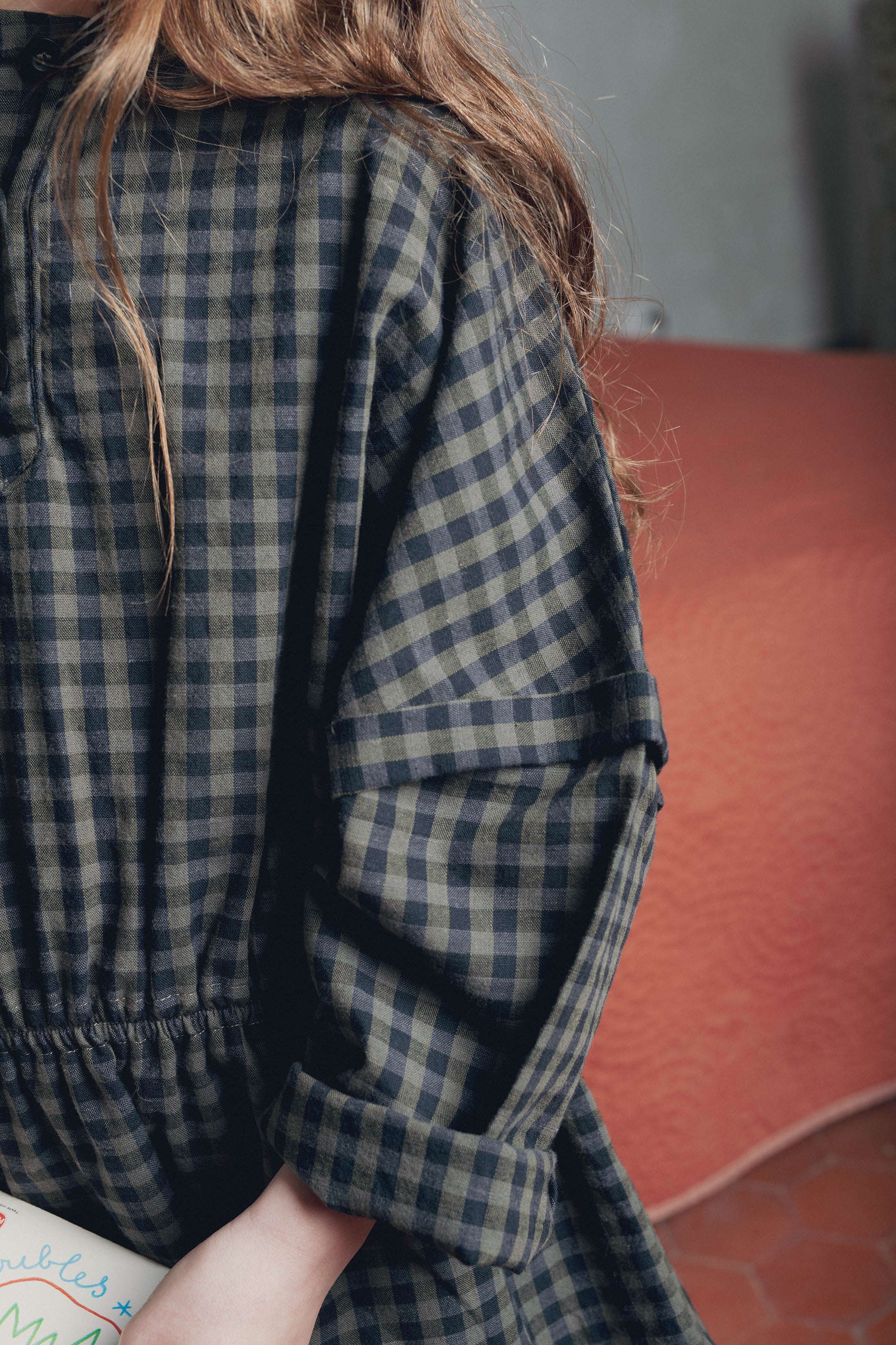 Détail manche robe fille à carreaux kaki et bleu marine Marlot Paris