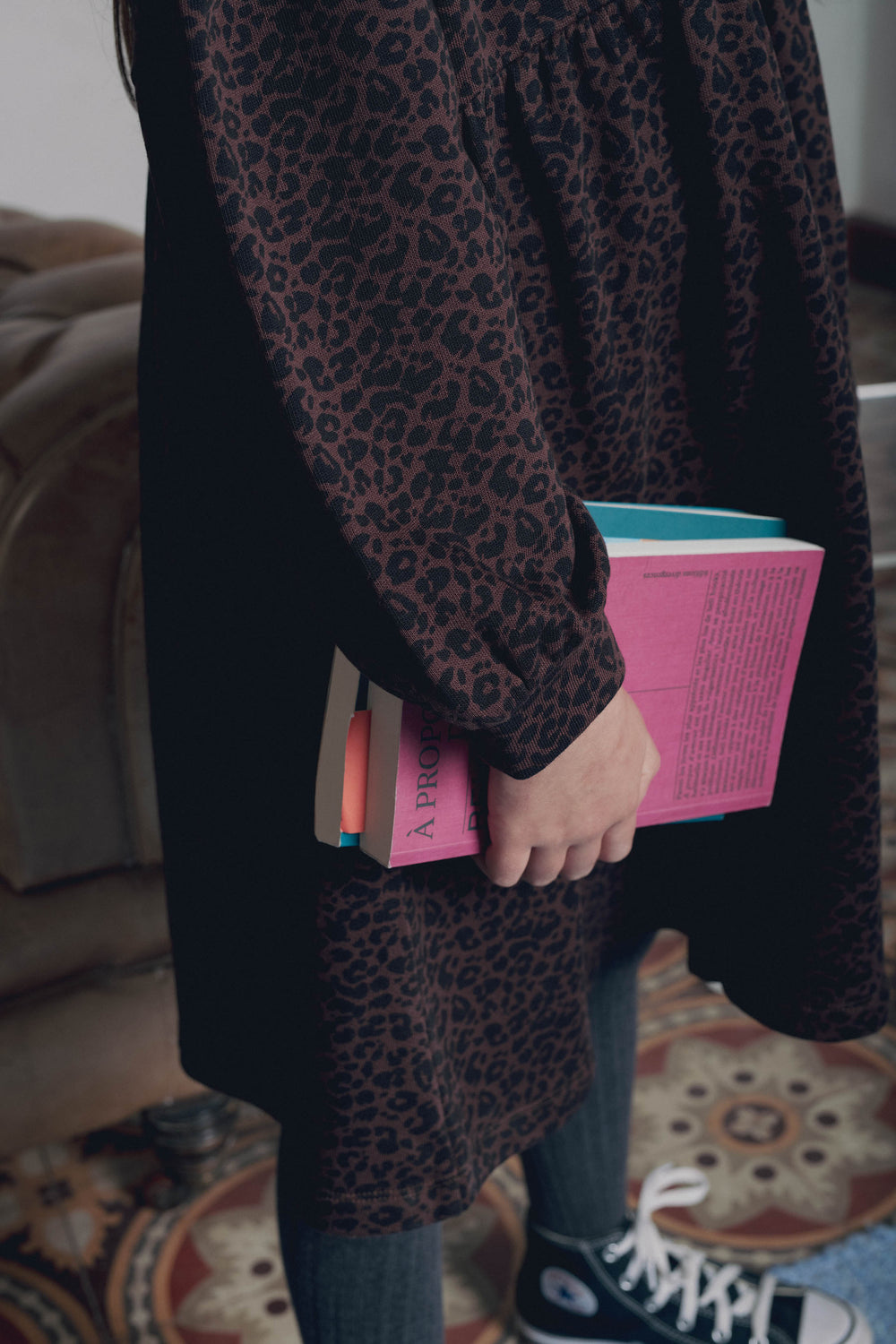 Détail poignet avec livres robe fille léopard Marlot Paris